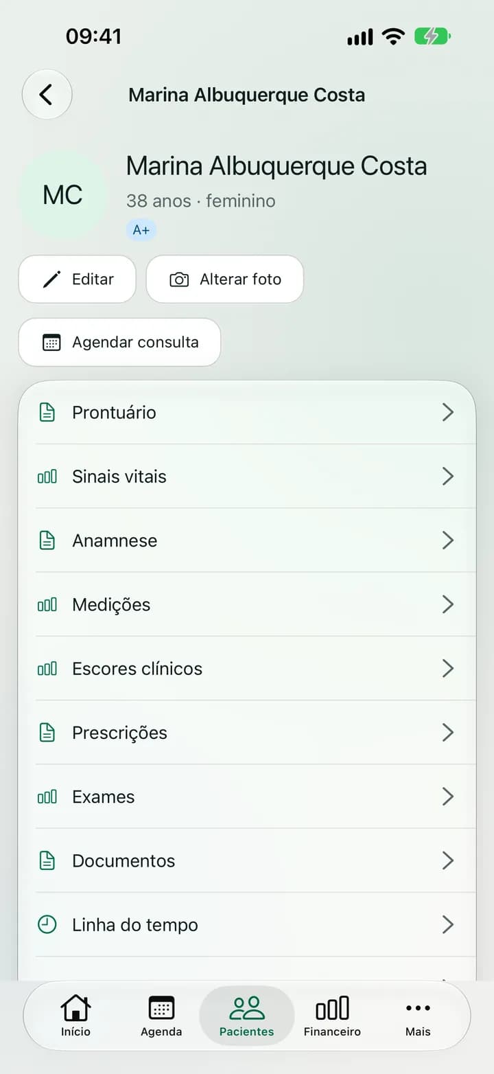 Ficha de paciente no iPhone com atalhos para prontuário, sinais vitais, anamnese, prescrições, exames e documentos