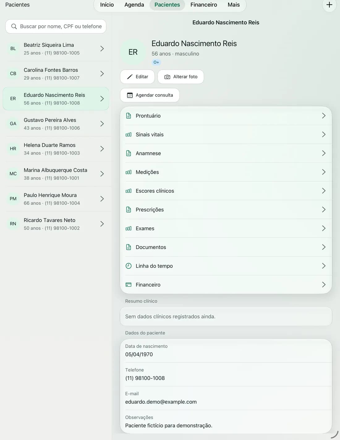 Lista de pacientes no iPad com a ficha do paciente ao lado